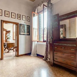 https://venezia-la-fenice.hotelinveneto.com